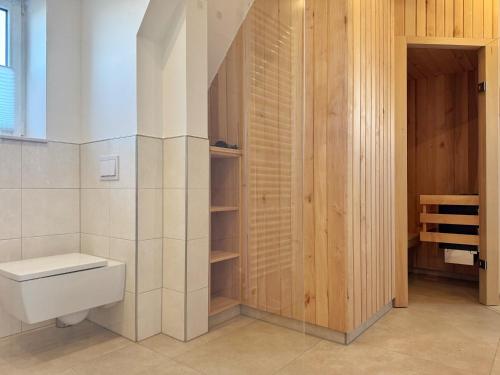 Koupelna v ubytování Reethaus "MeerZeit" mit Kamin, Sauna und 3 Schlafzimmern