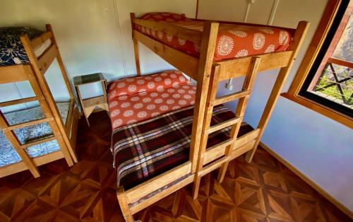 a room with two bunk beds in a room at Hostal Las Natalias in Futaleufú