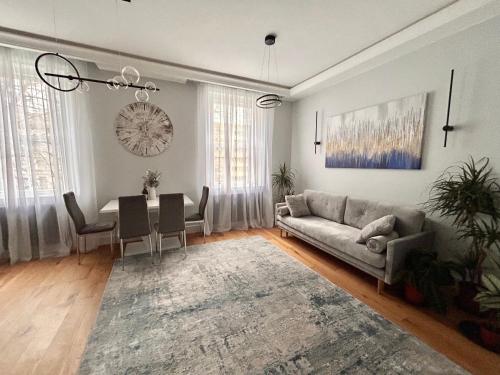 Χώρος καθιστικού στο Stylish One Bed Flat in Paddington Pool and gym next door Free secure underground parking nearby