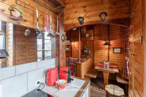 - une cuisine dans une cabane en bois avec un évier dans l'établissement Le Carré - Studio ON the port of Honfleur - Incredible view 2 P, à Honfleur