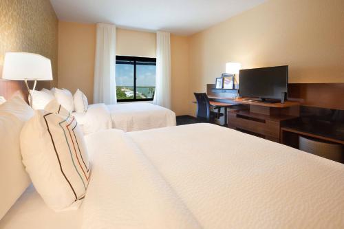 Кровать или кровати в номере Fairfield Inn & Suites by Marriott Clearwater Beach