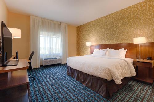 Кровать или кровати в номере Fairfield Inn & Suites by Marriott Clearwater Beach