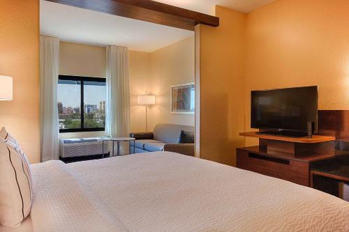 Телевизор и/или развлекательный центр в Fairfield Inn & Suites by Marriott Clearwater Beach