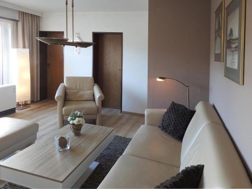 una sala de estar con un sofá y una mesa en FeWo Pieck mit Parkplatz und privater Garage, en Winterberg