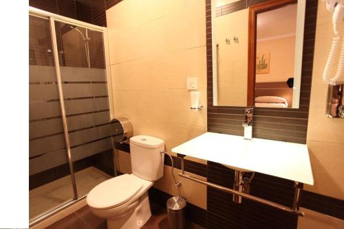 ジェレナにあるHostal Zurbaranのバスルーム(トイレ、洗面台、シャワー付)