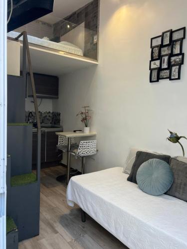 Postel nebo postele na pokoji v ubytování Garden-Goretti House