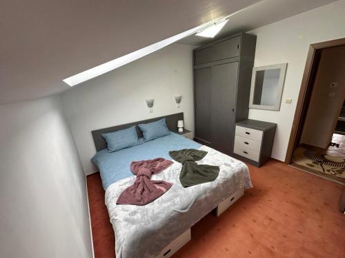Postel nebo postele na pokoji v ubytování Penthouse 2 Bedroom Apartment w fireplace