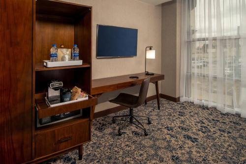 a hotel room with a desk and a television at Four Points Philadelphia City Center in Philadelphia