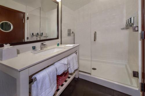 a bathroom with a sink and a shower and a tub at Four Points Philadelphia City Center in Philadelphia