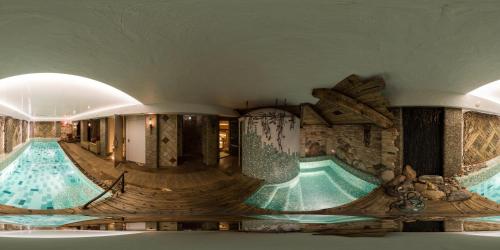 uma grande piscina interior com duas piscinas em Argo Trakai em Trakai