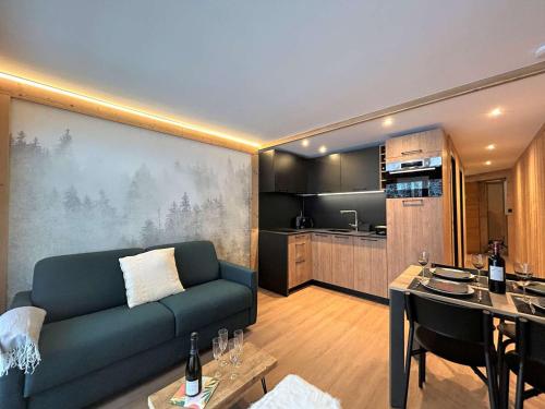 Appartement rénové 2 pièces cabine avec balcon et accès piscine - Méribel - FR-1-180-637