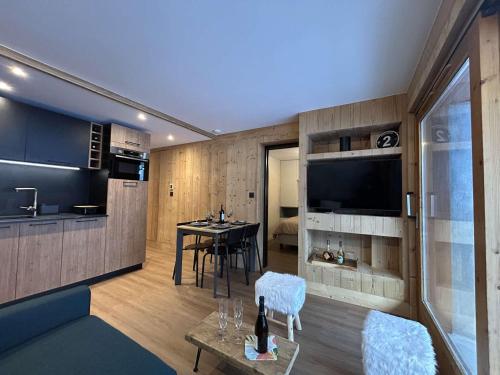 Appartement rénové 2 pièces cabine avec balcon et accès piscine - Méribel