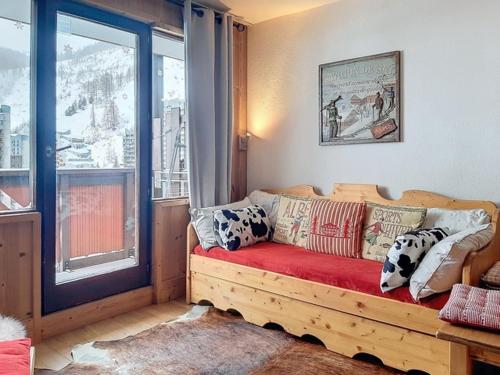 ein Sofa in einem Zimmer mit Fenster in der Unterkunft Confort 2 pièces La Daille, accès direct pistes - FR-1-518-162 in Val dʼIsère