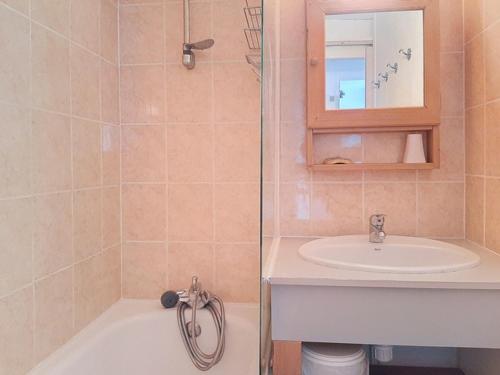 ein Badezimmer mit Waschbecken und Badewanne in der Unterkunft Confort 2 pièces La Daille, accès direct pistes - FR-1-518-162 in Val dʼIsère