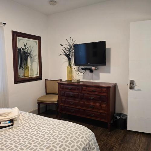 Suite Life at Chez Mercedes photo 6
