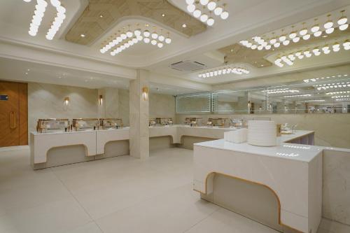 a large room with aasteryasteryasteryasteryasteryasteryasteryasteryasteryasteryastery at Artilla Inn in Ahmedabad