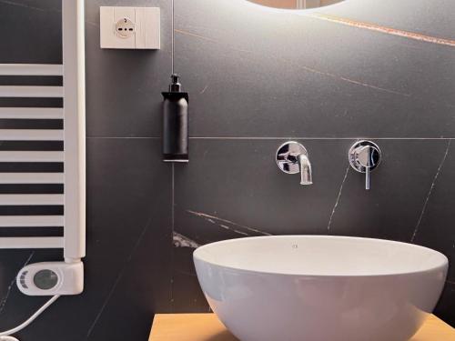 Ένα μπάνιο στο Nodo - Modern B&B by Host Hero