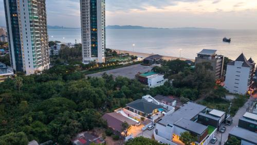 an aerial view of a city with buildings and the ocean at De Beach pool villa เดิน 3 นาทีจากชายหาด in Jomtien Beach