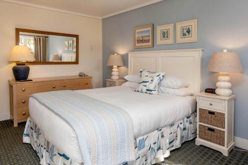 Postel nebo postele na pokoji v ubytování Glen Cove Inn & Suites Rockport