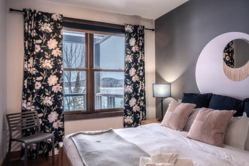 Ένα ή περισσότερα κρεβάτια σε δωμάτιο στο Condo overlooking Lac Superieur & mountain views