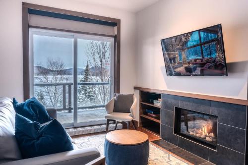 Χώρος καθιστικού στο Condo overlooking Lac Superieur & mountain views