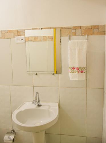 a bathroom with a sink and a mirror at Pousada Canto dos Pássaros in Lençóis