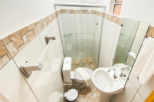 a bathroom with a toilet and a sink at Pousada Canto dos Pássaros in Lençóis