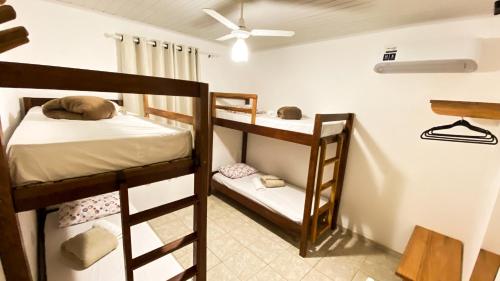 a room with two bunk beds and a ceiling at Pousada Canto dos Pássaros in Lençóis