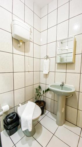 a bathroom with a toilet and a sink at Pousada Canto dos Pássaros in Lençóis