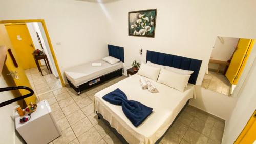 a small room with a bed and a mirror at Pousada Canto dos Pássaros in Lençóis