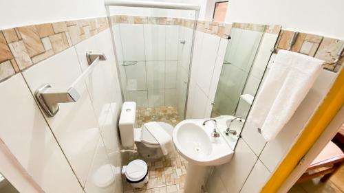 a bathroom with a toilet and a sink at Pousada Canto dos Pássaros in Lençóis
