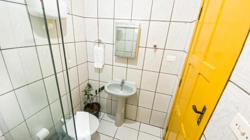 a small bathroom with a toilet and a sink at Pousada Canto dos Pássaros in Lençóis