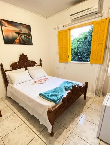 a bedroom with a bed and a window at Pousada Canto dos Pássaros in Lençóis
