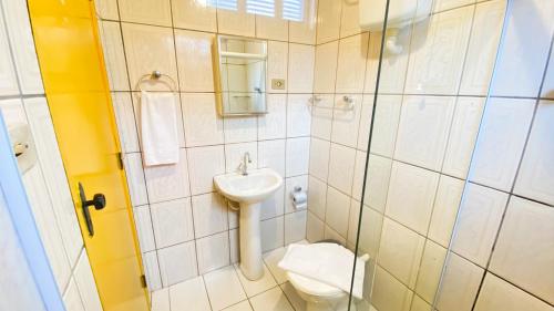 a bathroom with a sink and a toilet at Pousada Canto dos Pássaros in Lençóis