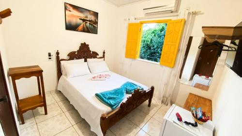 a bedroom with a bed and a window at Pousada Canto dos Pássaros in Lençóis