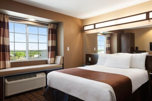 เตียงในห้องที่ Microtel Inn & Suites Pleasanton