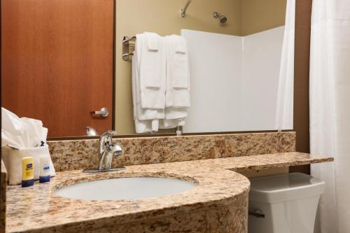 Ένα μπάνιο στο Microtel Inn & Suites Pleasanton