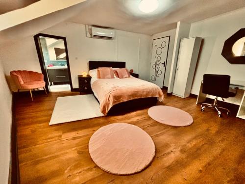 - une chambre avec un lit et deux tapis au sol dans l'établissement Appartement 7 Climatisé havre de paix ,cosy au cœur de Limoges, à Limoges
