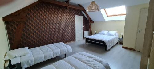 ein Schlafzimmer mit zwei Betten und einem Fenster in der Unterkunft Gite le petit village 7 kms du Zoo de Beauval in Saint-Romain-sur-Cher