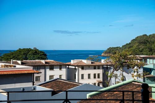 Playa DantaにあるStunning 3-BD Beachside Home with Small Poolの建物屋根に立つ者