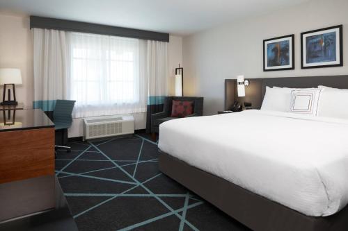 Postel nebo postele na pokoji v ubytování Fairfield Inn & Suites By Marriott Camarillo