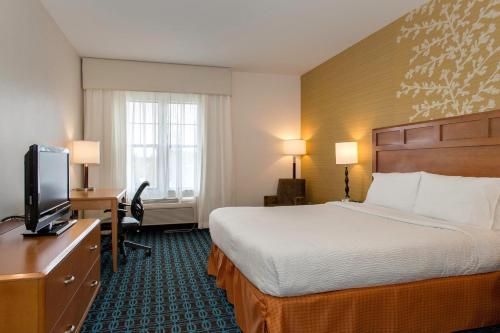 Una habitación de hotel con una cama, un escritorio y un televisor. en Fairfield Inn and Suites Santa Rosa Sebastopol, en Sebastopol