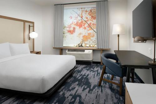 a hotel room with a bed and a desk at Fairfield Inn & Suites by Marriott Santa Rosa Rohnert Park in Rohnert Park