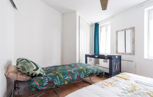 une chambre avec un lit et un miroir dans l'établissement Tous à la Plage Lit King Size, au Havre