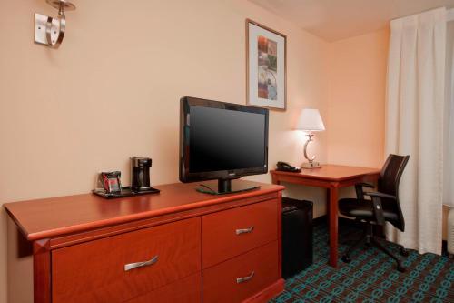 Телевизор и/или развлекательный центр в Fairfield Inn & Suites El Centro