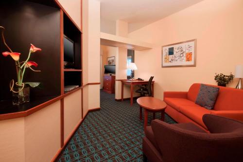 Телевизор и/или развлекательный центр в Fairfield Inn & Suites El Centro
