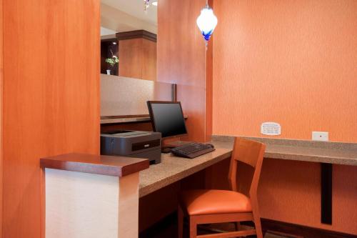 Телевизор и/или развлекательный центр в Fairfield Inn & Suites El Centro