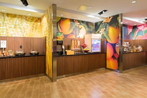 a lobby with a restaurant with a bar and a buffet at Fairfield Inn & Suites by Marriott Sacramento Folsom in Folsom