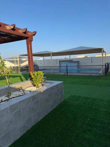 a park with a fence and green grass at شالية واحة الهدوء راس الحد in Al Ḩadd