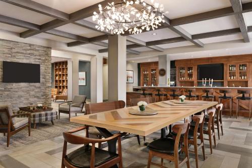 サクラメントにあるFour Points by Sheraton Sacramento Airportのダイニングルーム(大きなテーブル、椅子付)